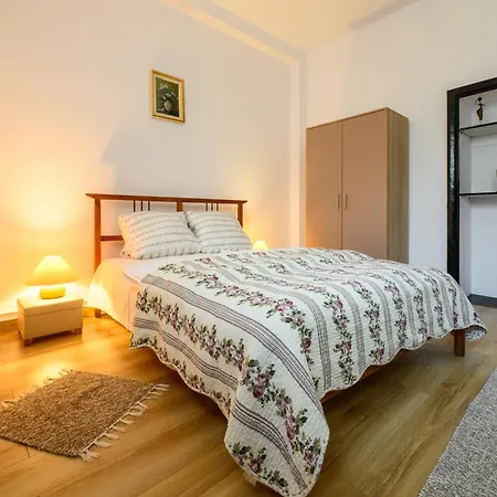 Apartment Urban Retreat - 2br Flat Steps From Old Town
