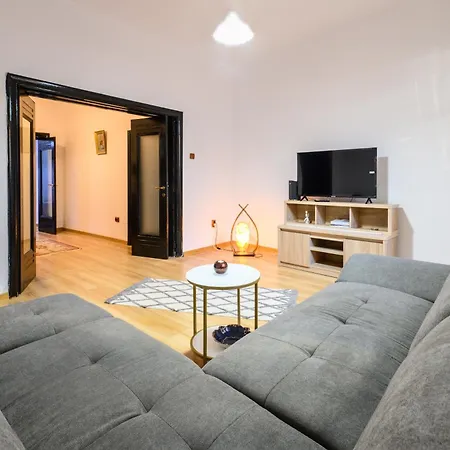 Urban Retreat - 2br Flat Steps From Old Town Apartment