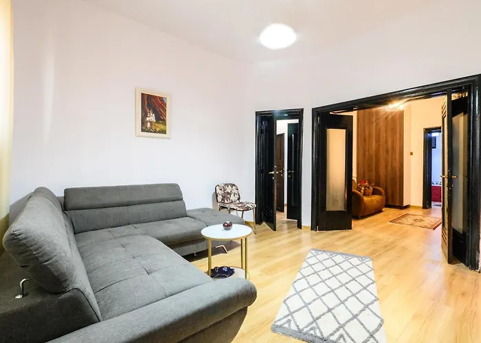 Urban Retreat - 2br Flat Steps From Old Town *