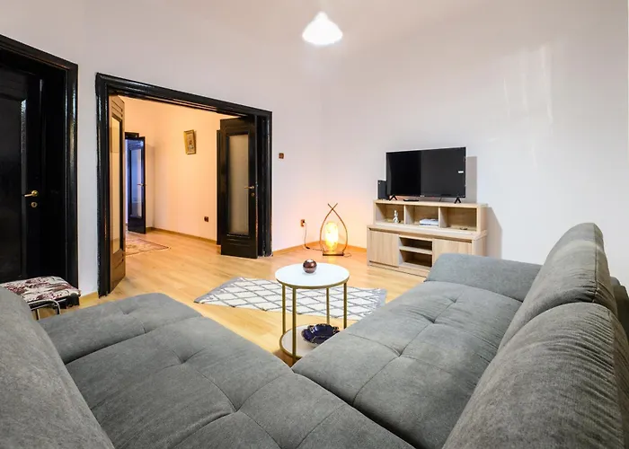 Urban Retreat - 2br Flat Steps From Old Town 아파트