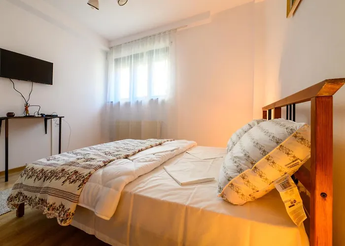 Urban Retreat - 2br Flat Steps From Old Town 아파트