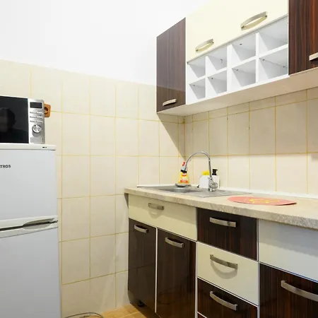 Urban Retreat - 2br Flat Steps From Old Town