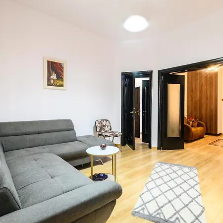 Urban Retreat - 2br Flat Steps From Old Town *